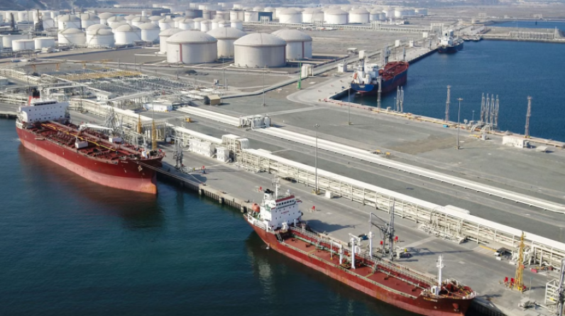 أويل برايس: عقوبات النفط على روسيا تجعل الإمارات مركزا قويا لتجارة الطاقة